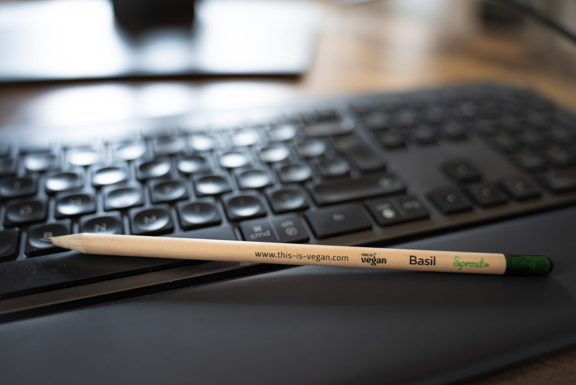 schwarze Tastatur auf der ein Bleistift von this is vegan liegt