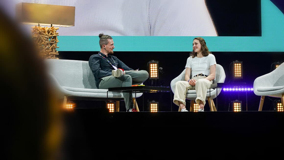 Maya Leinenbach im Interview für den Plantbased Podcast auf der OMR Bühne