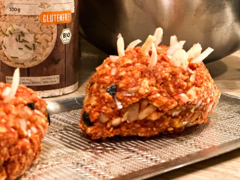 Das vegane Mett Bällchen wurde als Igel dekoriert. Die Stacheln sind aus Zwiebeln