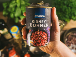 Kidneybohnen werden in der Hand gehalten