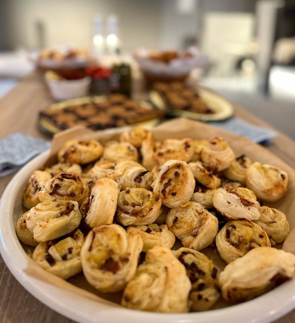Schüssel mit einer Mega an Veganer Pizza Schnecken