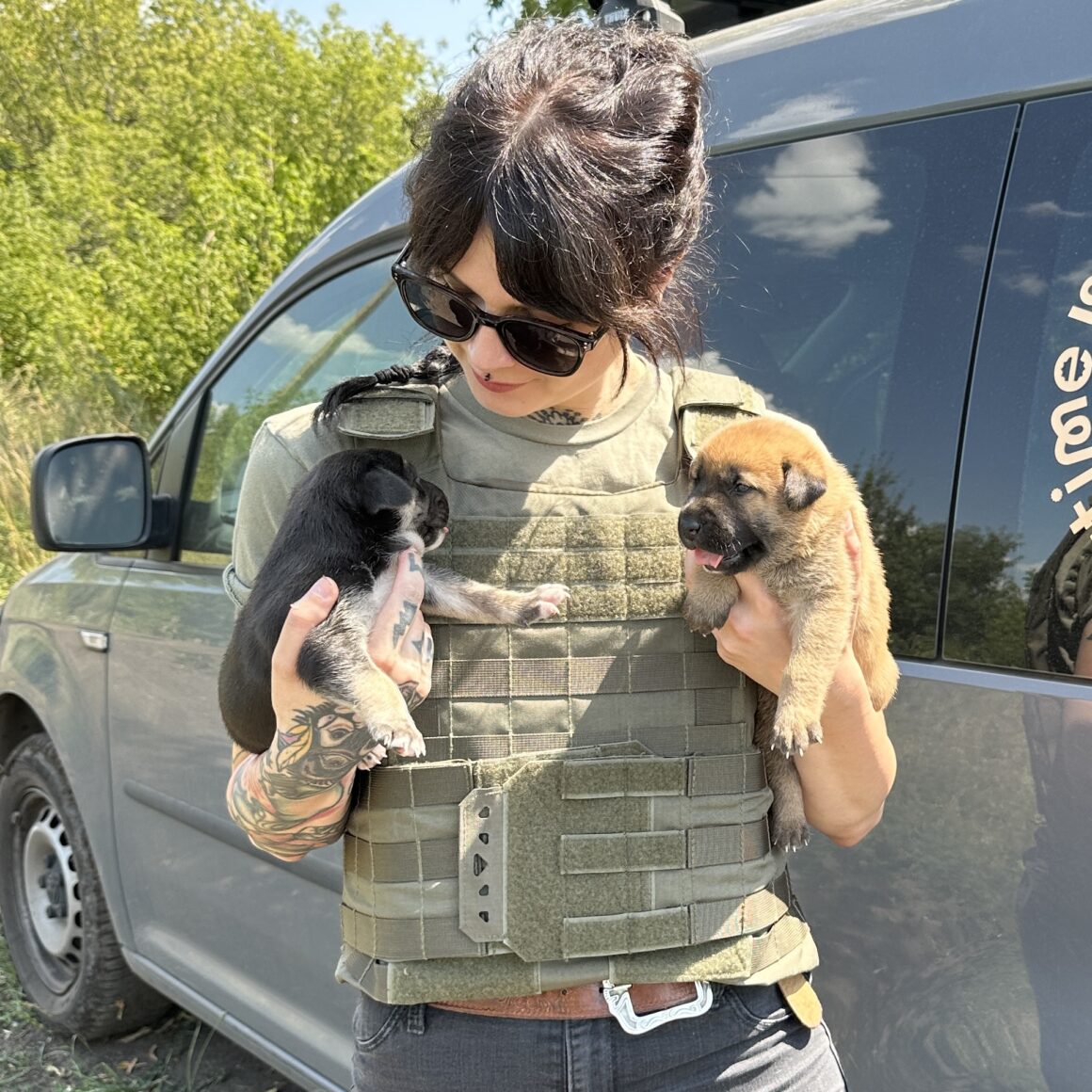 Tierrechtsaktivistin Victoria Müller in der Ukraine mit 2 geretteten Welpen