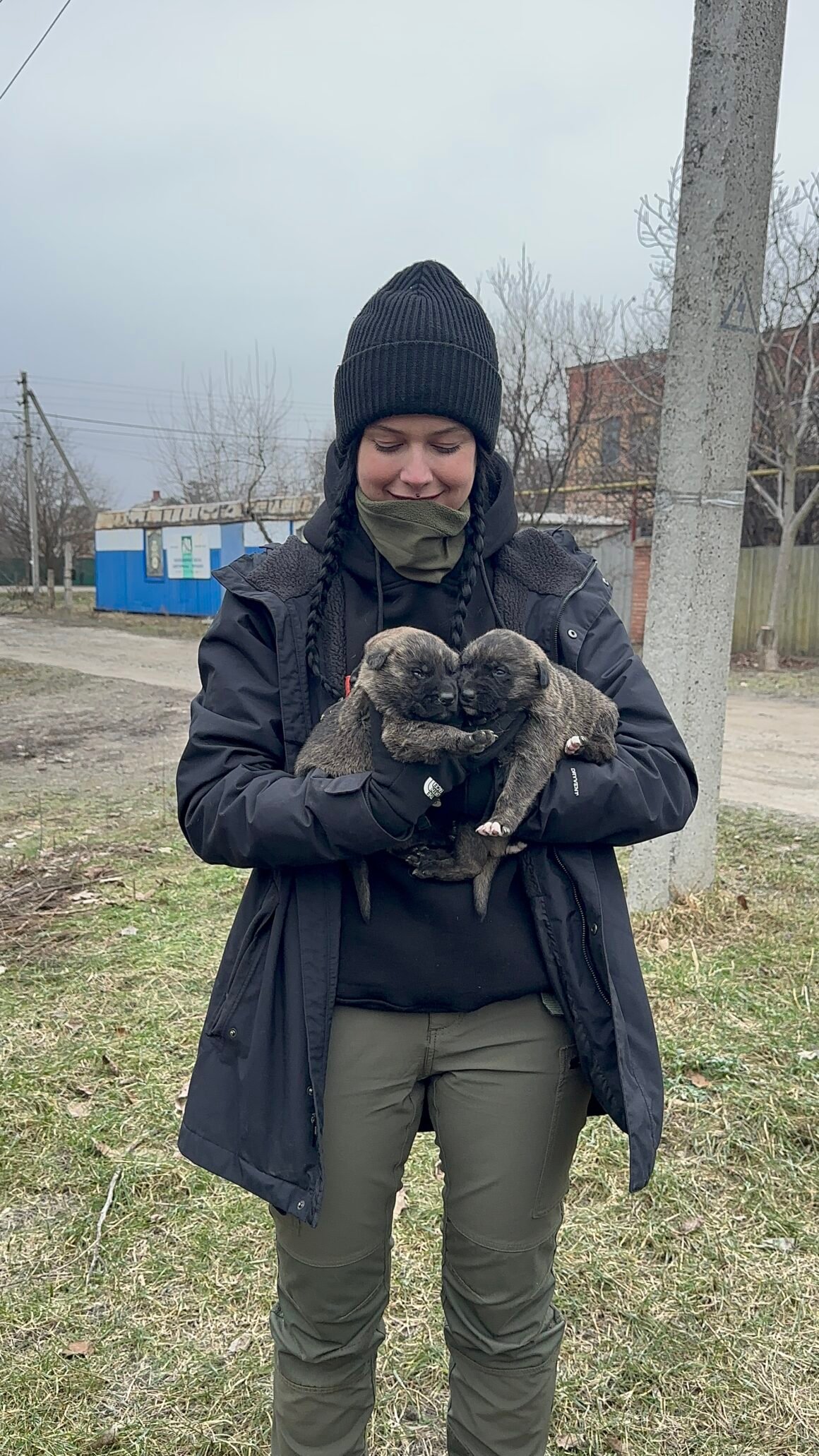 Tierrechtsaktivistin Victoria Müller mit 2 Welpen in der Hand