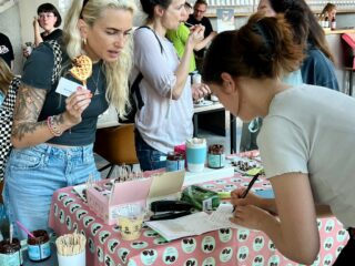 Pressday Plantbased in Hamburg mit Redakteurin Kerrin am Stand von Haselherz